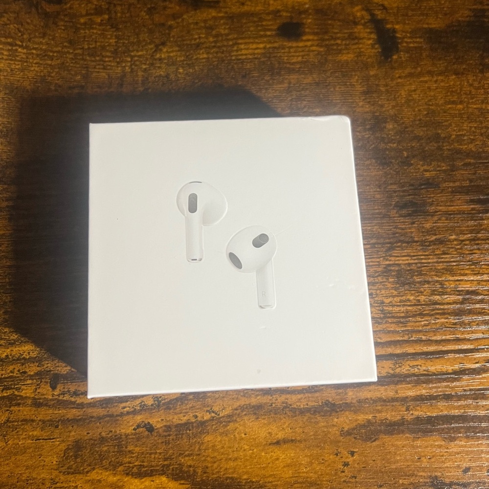 Apple Bottoms White Wireless Earbuds